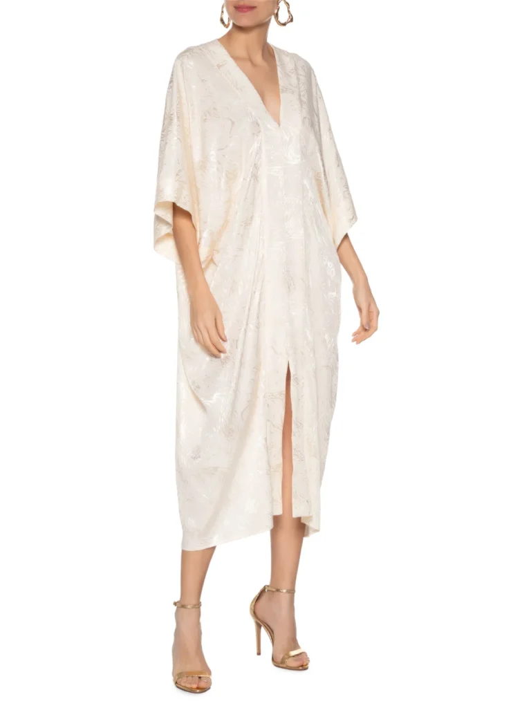 Vestido kaftan midi bege com trama texturizada e mangas japonesas, peça versátil essencial para mala para o nordeste