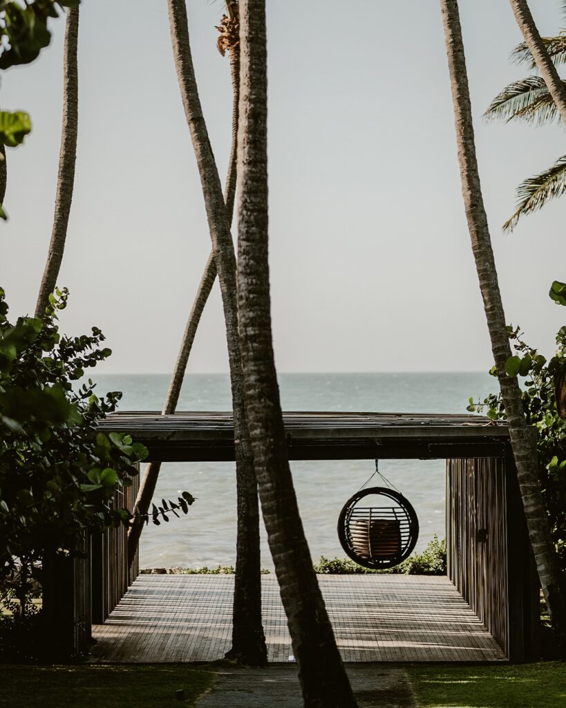 Resorts no nordeste: Carmel Taíba em São Gonçalo do Amarante, área externa com vista para o mar e balanço