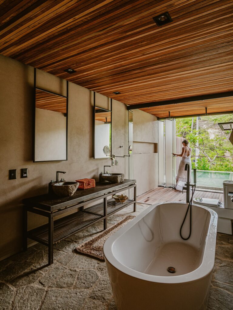 Banheiro luxuoso do Carmel Taíba em São Gonçalo do Amarante, Ceará, com banheira e área externa