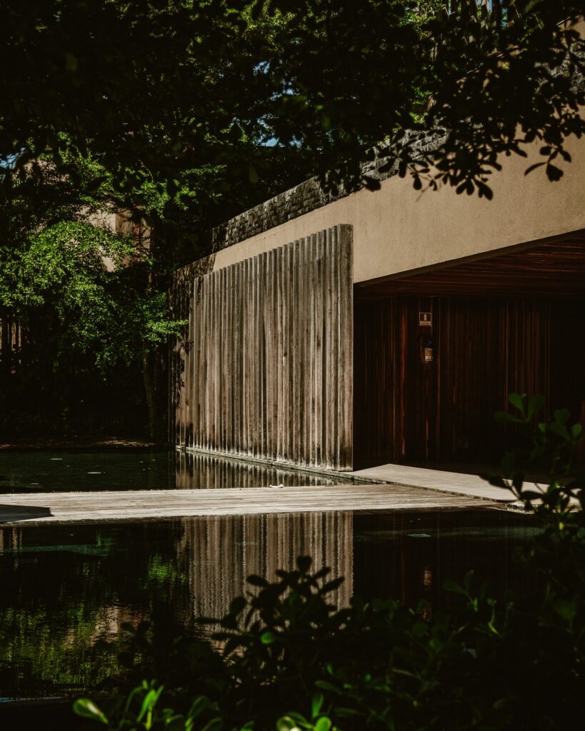 Piscina com cascata em resort de luxo Carmel Taíba em São Gonçalo do Amarante, Ceará