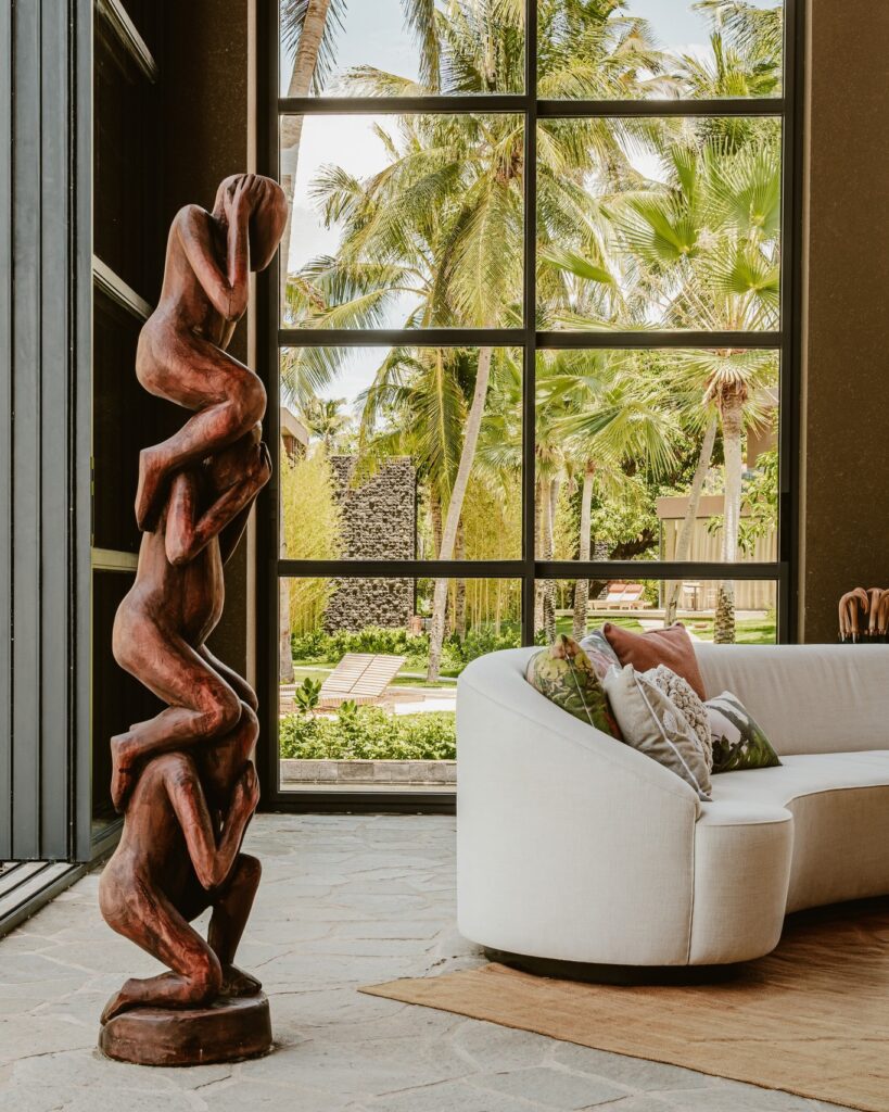 Resorts no nordeste: decoração moderna com escultura e sofá em Carmel Taíba, Ceará.