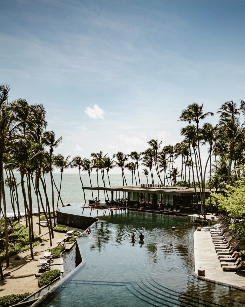 Resorts no nordeste: Carmel Taíba em São Gonçalo do Amarante, Ceará, com piscina e palmeiras.