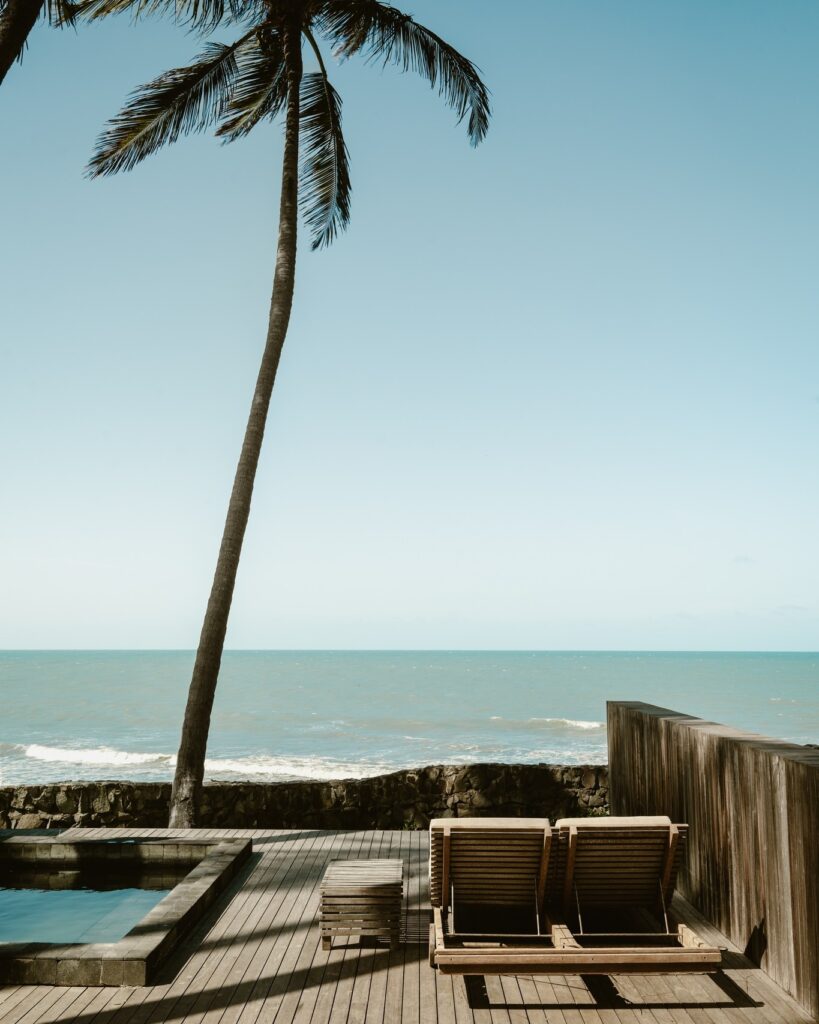 Resorts no nordeste: Carmel Taíba de São Gonçalo, área externa com espreguiçadeiras e palmeiras