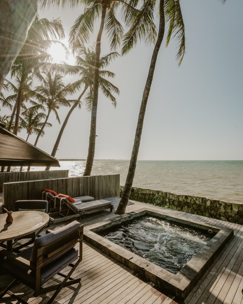 Resorts no nordeste: Carmel Taíba de São Gonçalo com área externa luxuosa e hidromassagem privativa.