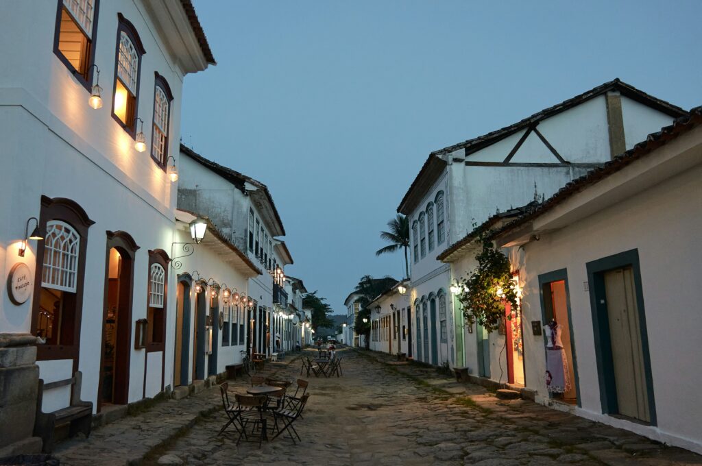 Viagem pelo Brasil de carro: rua de paralelepípedos em Paraty à noite