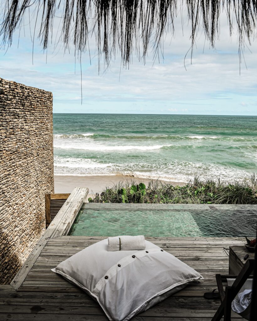 Piscina de borda infinita com vista para o oceano no Kenoa Exclusive Beach Spa, resort de luxo no Nordeste brasileiro