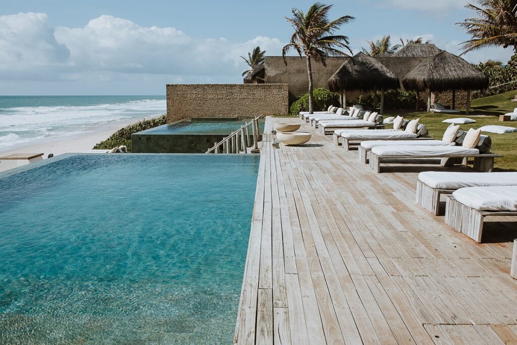 Resorts no nordeste: Kenoa Exclusive Beach Spa com piscina infinita e área de descanso