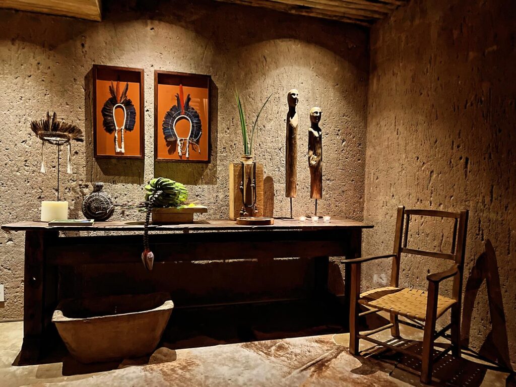 Resorts no nordeste: decoração ecológica com móveis rústicos e arte local brasileira em ambiente acolhedor.