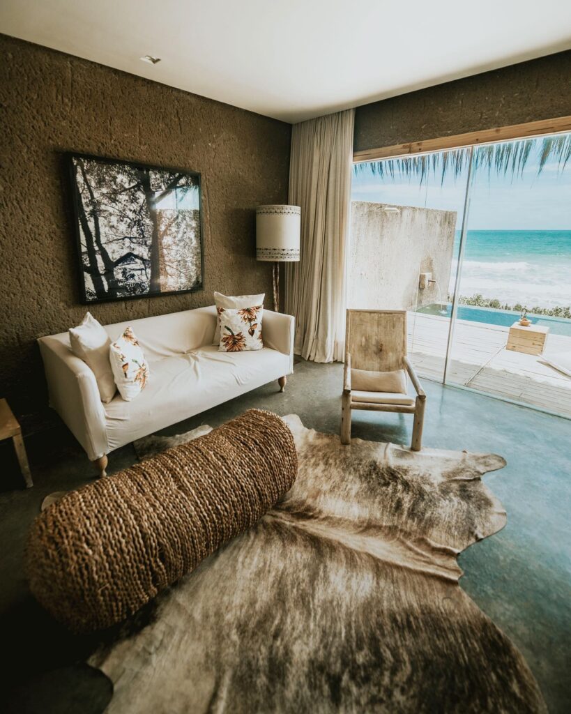 Sala de estar moderna no Kenoa Exclusive Beach Spa com vista para o mar