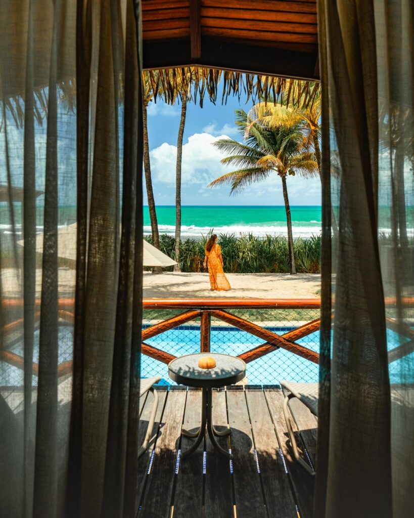 Resorts no nordeste: vista de bangalô no Nannai Muro Alto, Porto de Galinhas, PE, com praia e piscina privada.