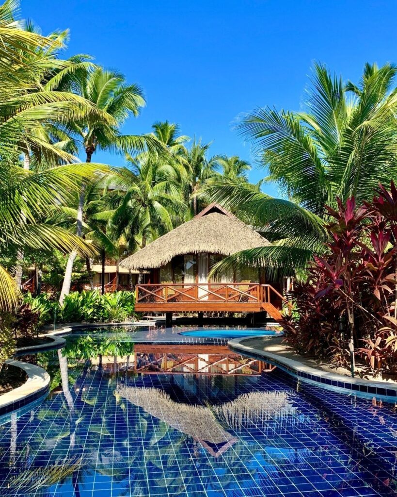 Bangalô tropical no Nannai Muro Alto, Porto de Galinhas, PE, com piscina e palmeiras
