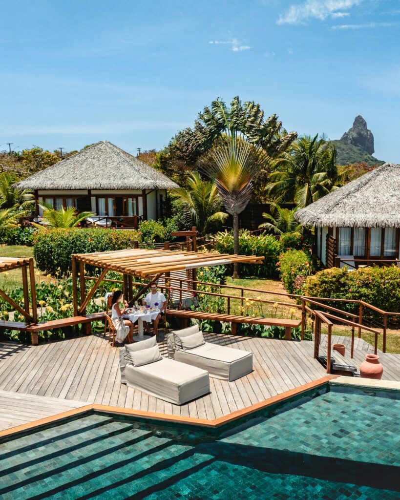 Resorts no nordeste: café da manhã com vista para o mar em Fernando de Noronha, Nannai Noronha.