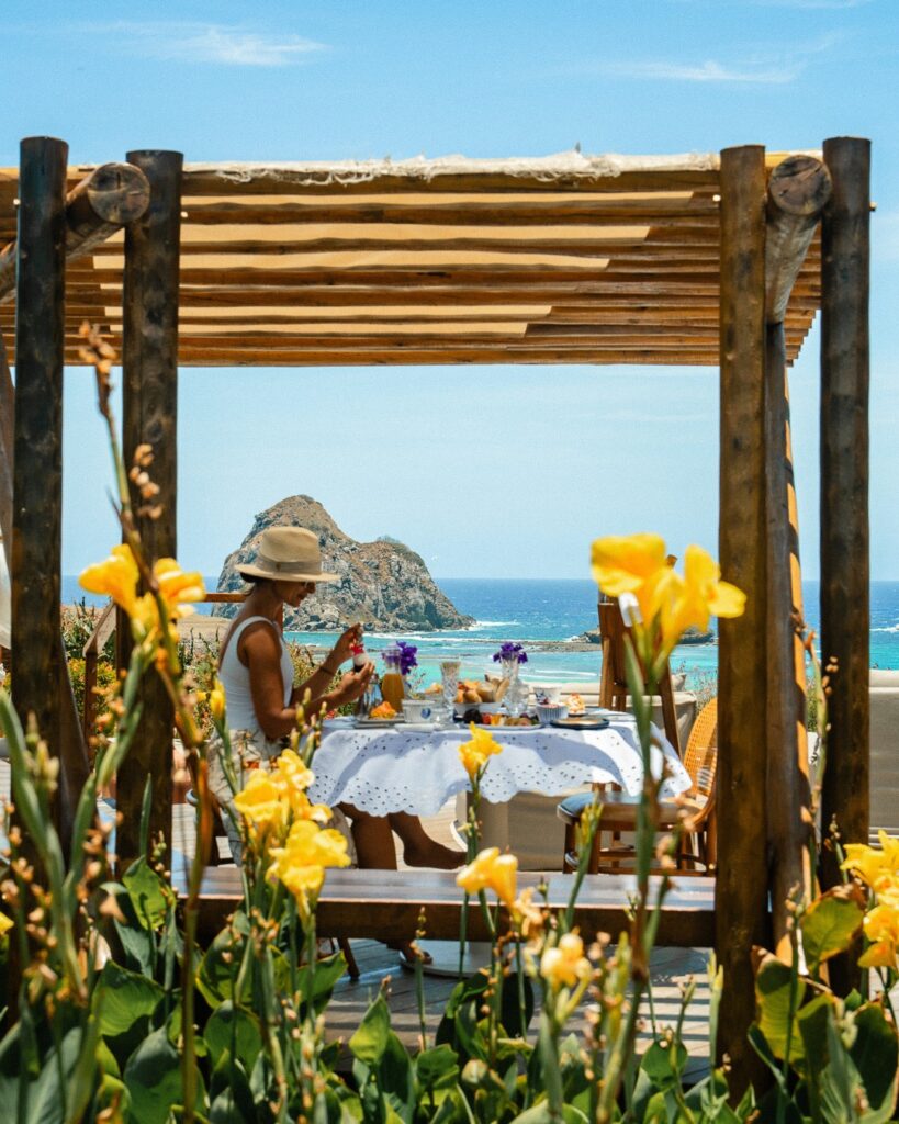 Resorts no nordeste: café da manhã com vista para o mar em Fernando de Noronha, Nannai Noronha.