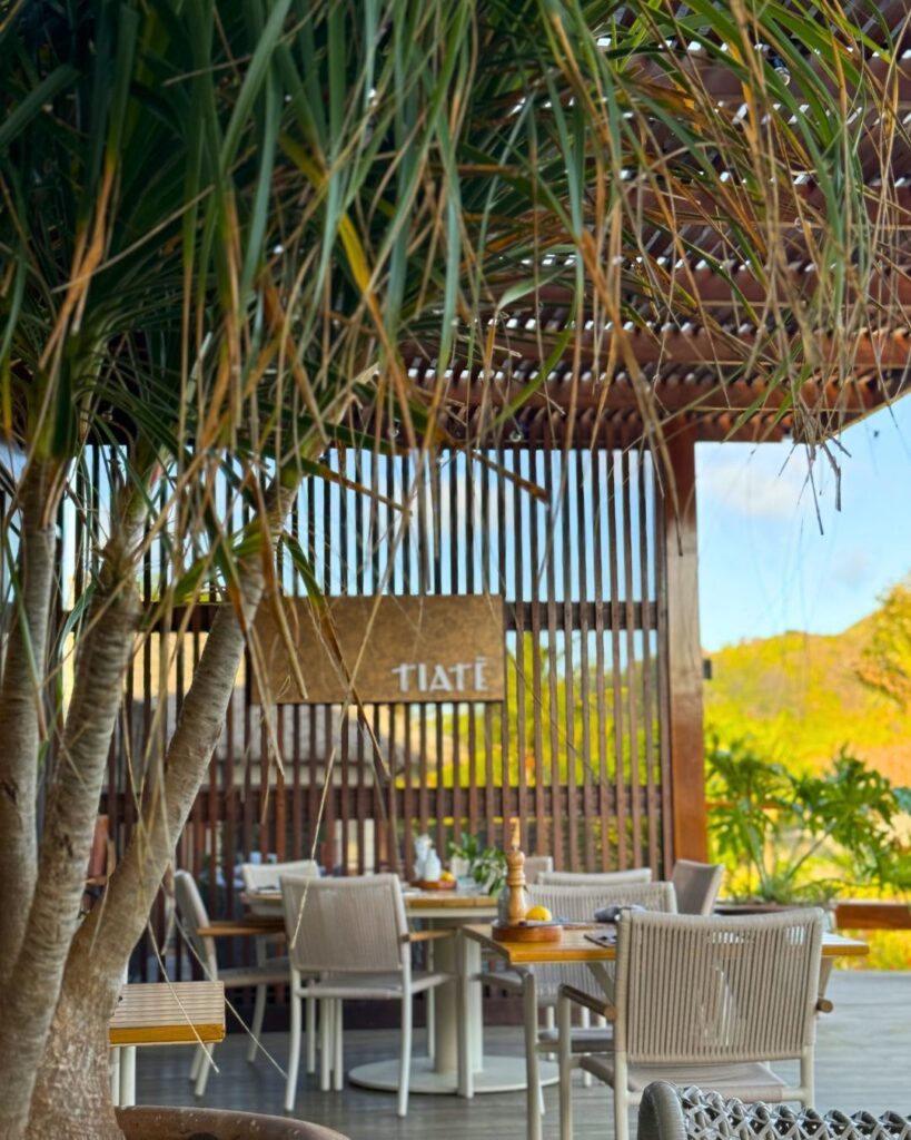 Resorts no nordeste: área externa tropical com móveis de madeira e palha em Fernando de Noronha.