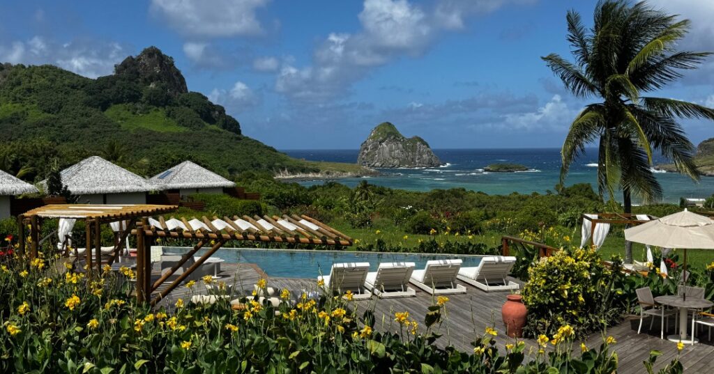 Piscina com vista para o mar em Fernando de Noronha, Nannai Noronha