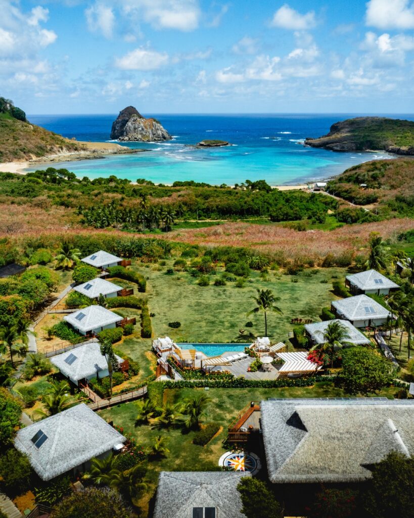 Resorts no nordeste: Nannai Noronha em Fernando de Noronha, PE, com vista para o mar e área externa tropical.
