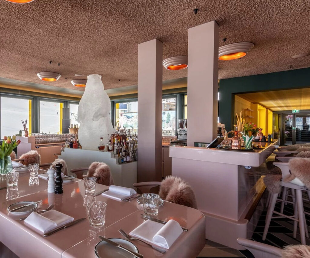 área interna do restaurante white marmot