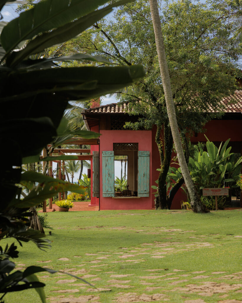 Resorts no nordeste: Txai Resort em Itacaré, BA, com bangalôs e áreas comuns de frente para o mar.