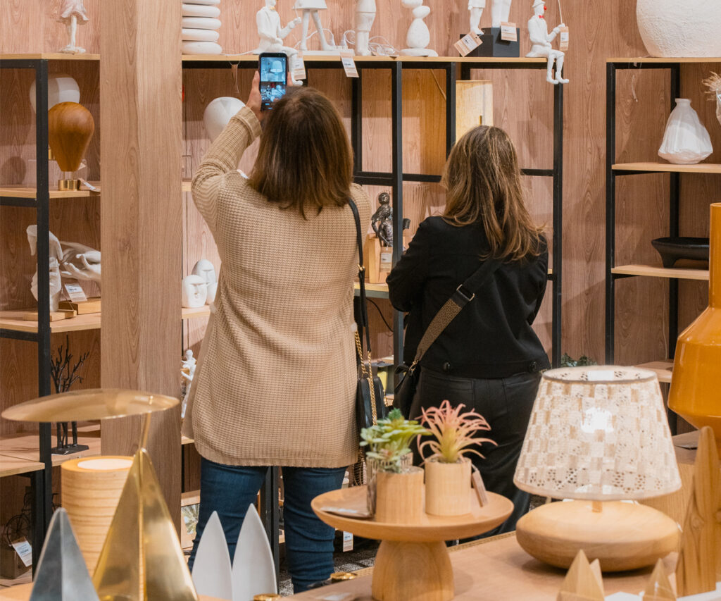 mulheres tirando fotos de objetos no setor de exposição da ABUP Deor Show, um dos eventos de design no Brasik em 2026
