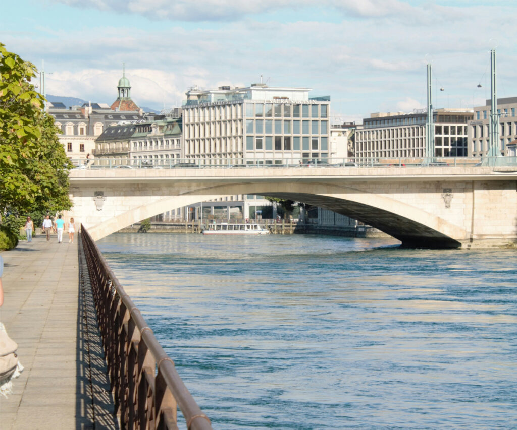parte do Lago Léman com ponte e edifícios modernos.