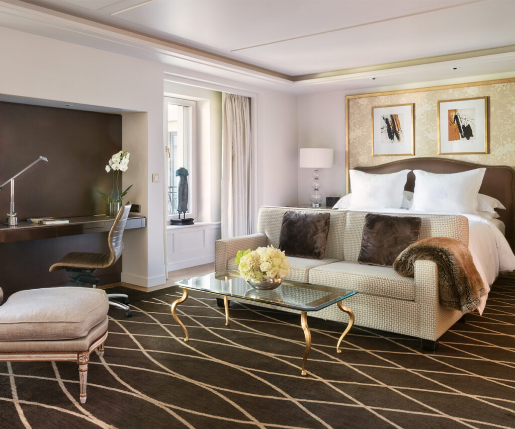 Quarto de hotel luxuoso no Four Seasons Hotel des Bergues Geneva com decoração clássica e moderna