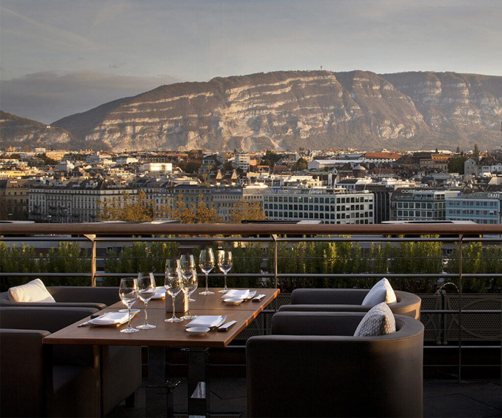 Genebra Suiça: varanda do restaurante Izumi no Four Seasons Hotel des Bergues Geneva com vista para montanhas.