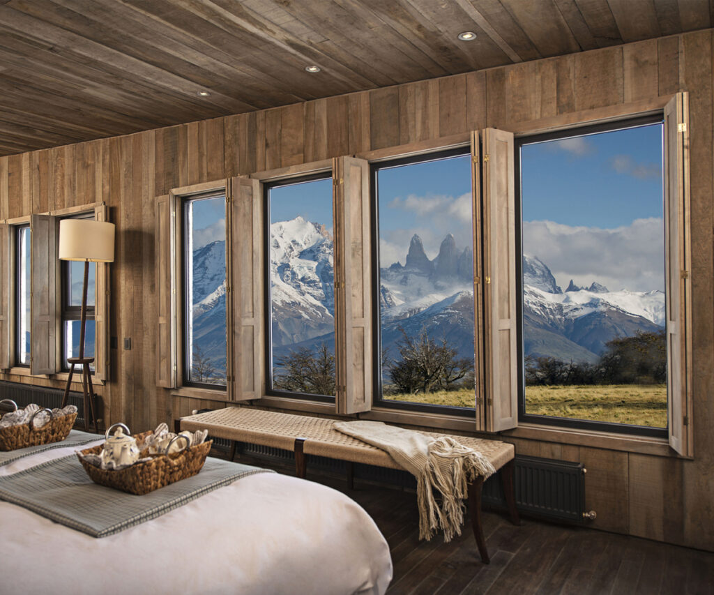 Hospedagem em Torres del Paine: quarto com vista para montanhas no Awasi Patagonia