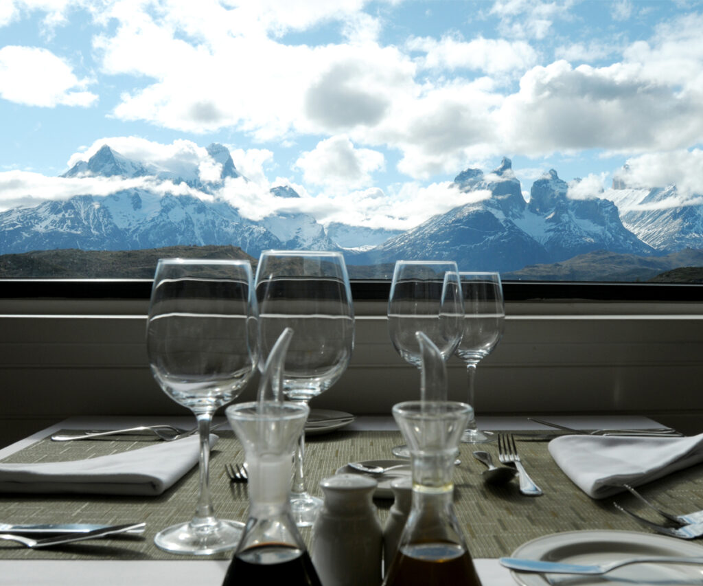 vista do restaurante do hotel explora / Mesa de jantar com copos e talheres em restaurante com vista para montanhas nevadas em Torres del Paine
