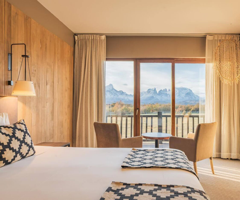 Quarto de hotel luxuoso no Rio Serrano Hotel + Spa, Torres del Paine, Chile, com vista para o Maciço del Paine.