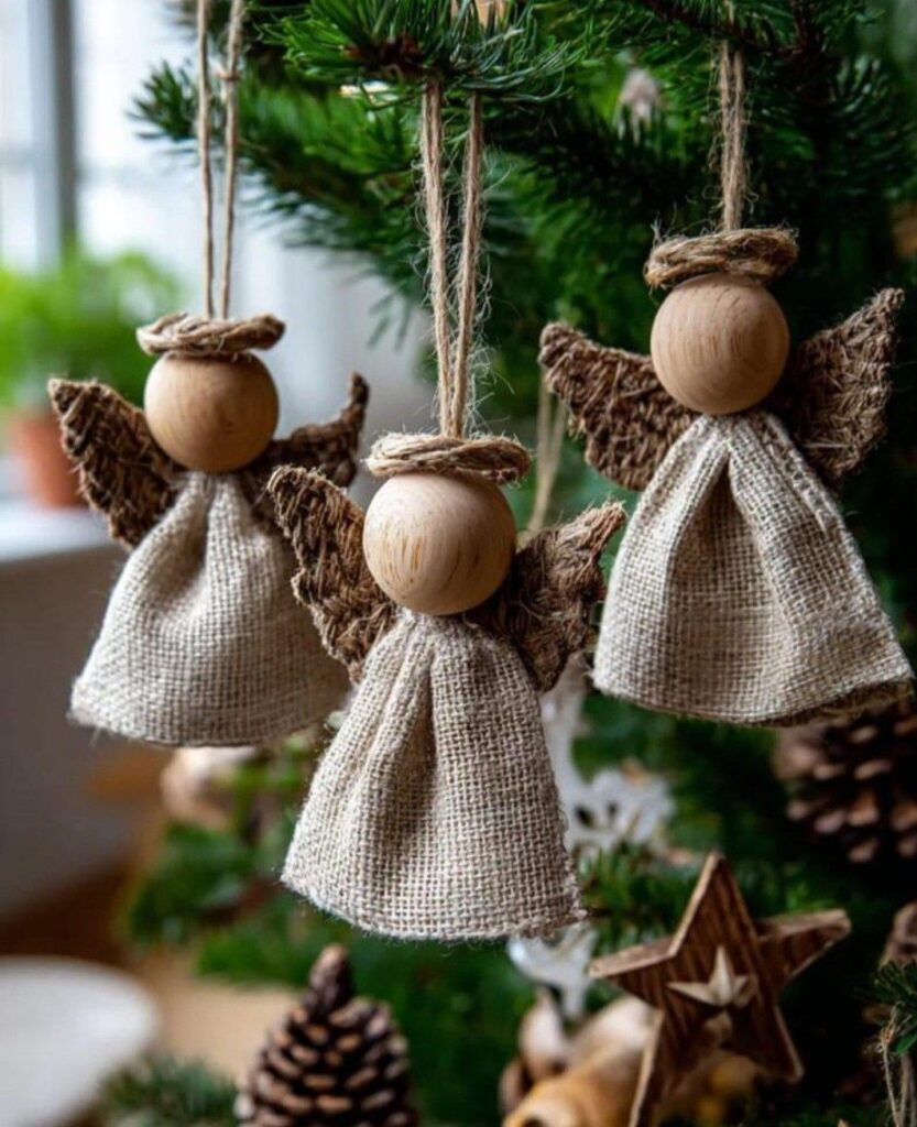 Árvore de Natal decorada com anjos de madeira e tecido natural em ambiente acolhedor