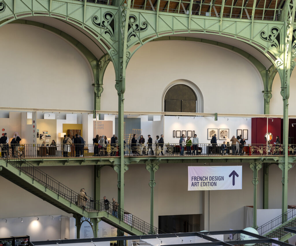 Área de exposição da Art Paris 2025 no Grand Palais, com visitantes admirando obras de arte.