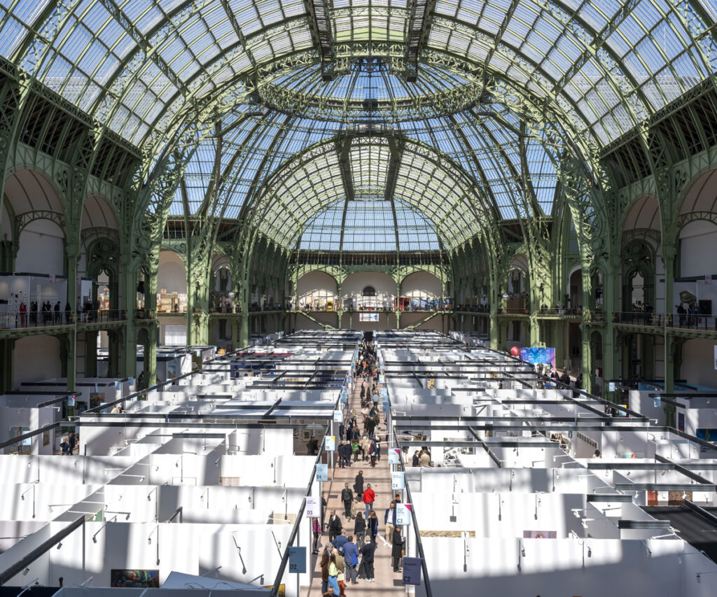 Área de exposição da Art Paris 2025 em um grande salão com teto de vidro
