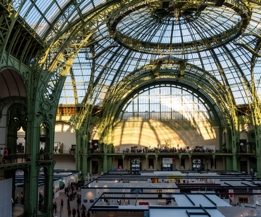 Art Paris 2025 em feira de arte europeia com exposições de arte e design