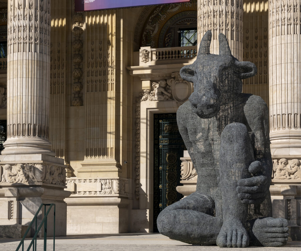 Entrada do Grand Palais com estátua de homem-bode em Paris