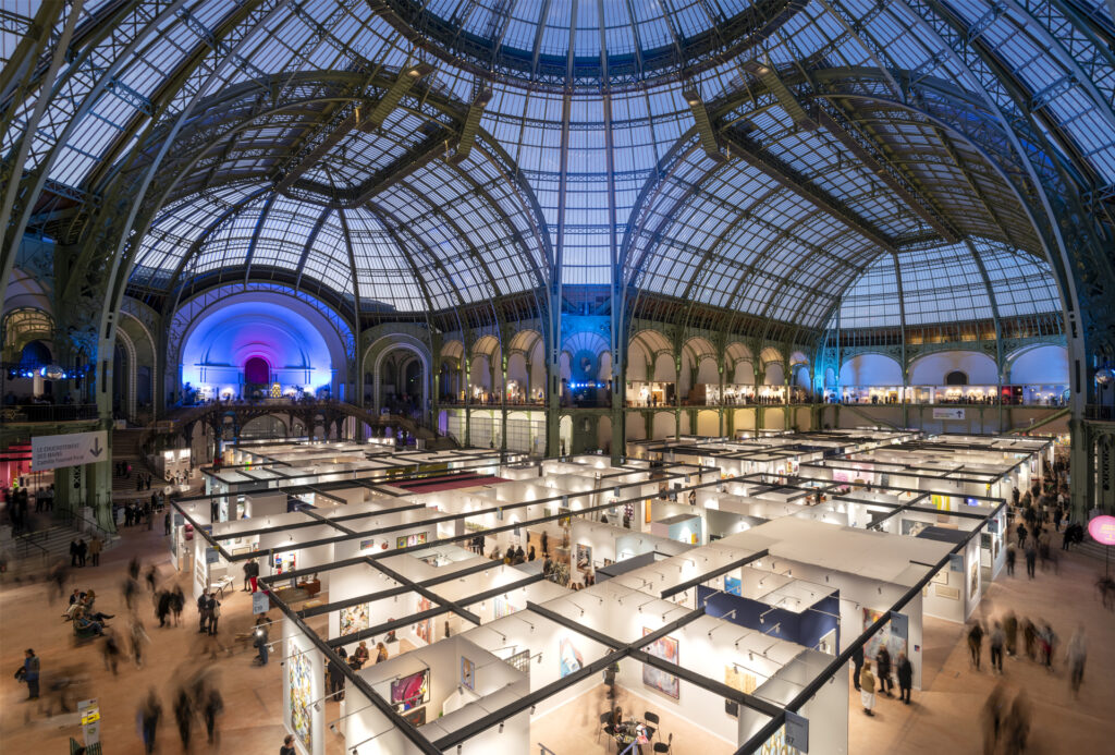 Art Paris no Grand Palais em Paris com estátua de homem-bode
