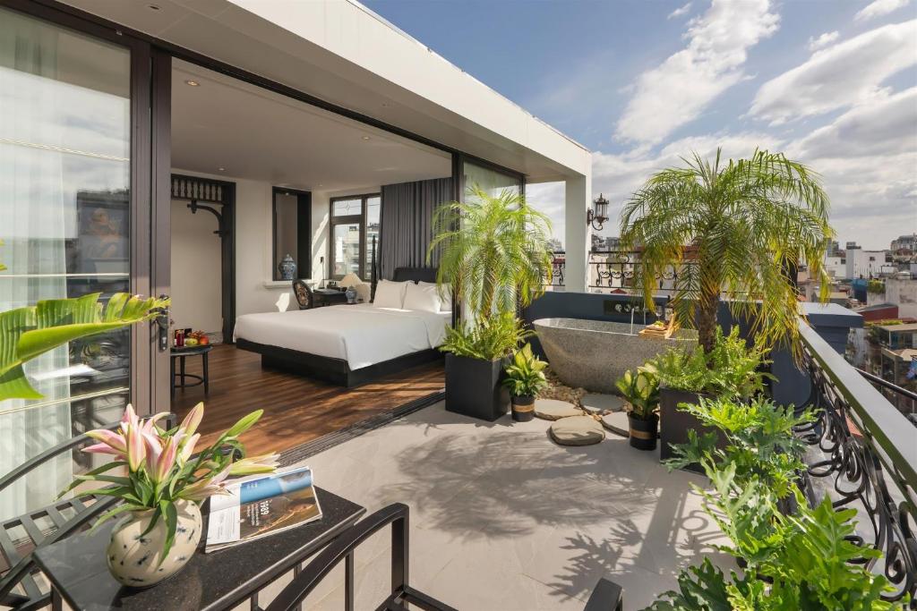 The Chi Boutique de Hanói: quarto luxuoso com varanda e vista urbana