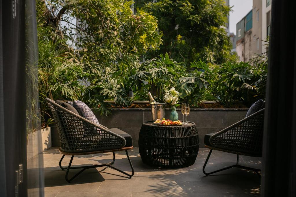 Chateau Hanói Vietnã: quarto de hotel com varanda e plantas