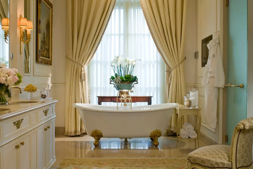 Banheiro luxuoso no Four Seasons Genebra com decoração clássica e elementos nobres.