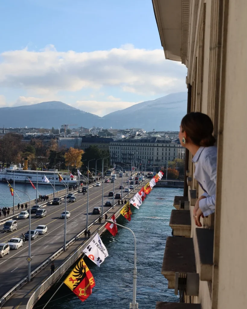 Escadaria com vista para o rio e a cidade em Genebra, Four Seasons