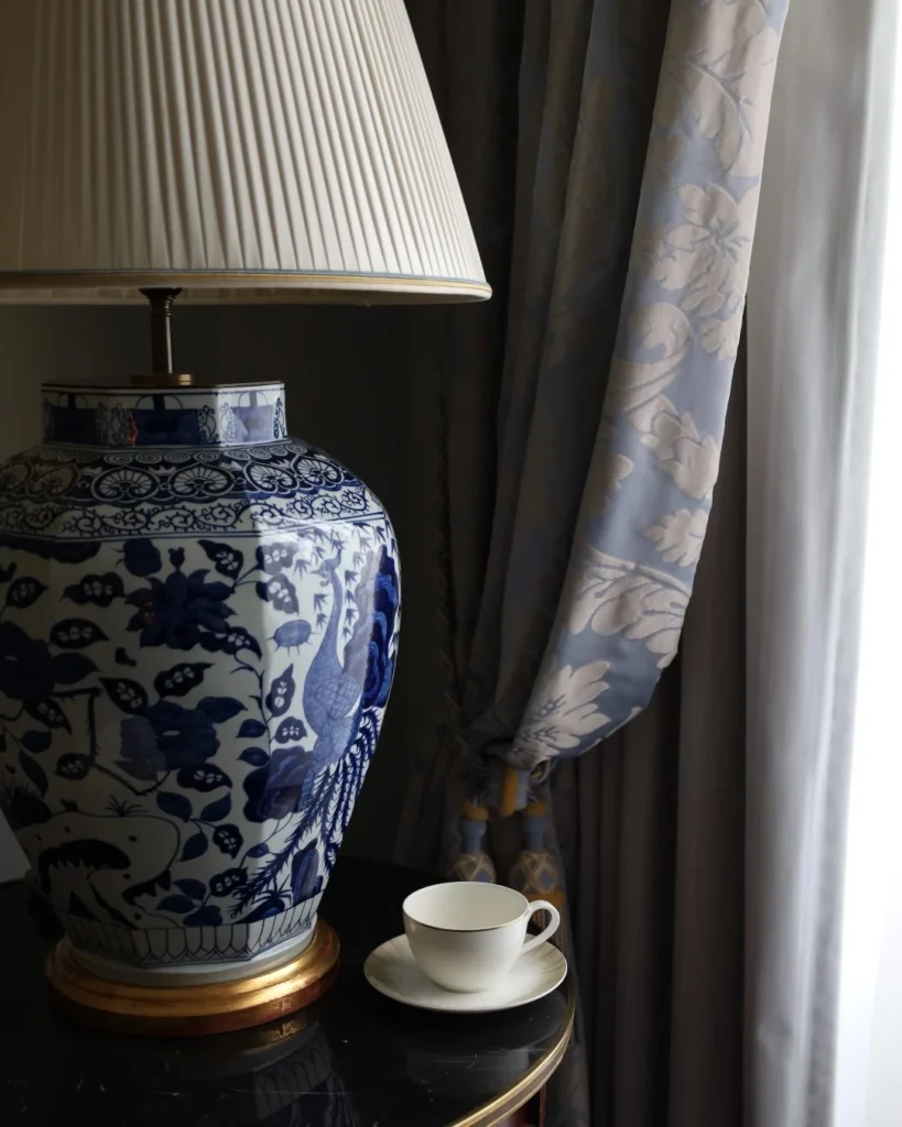 Luminária decorativa em estilo clássico com vaso azul e branco no Four Seasons Genebra