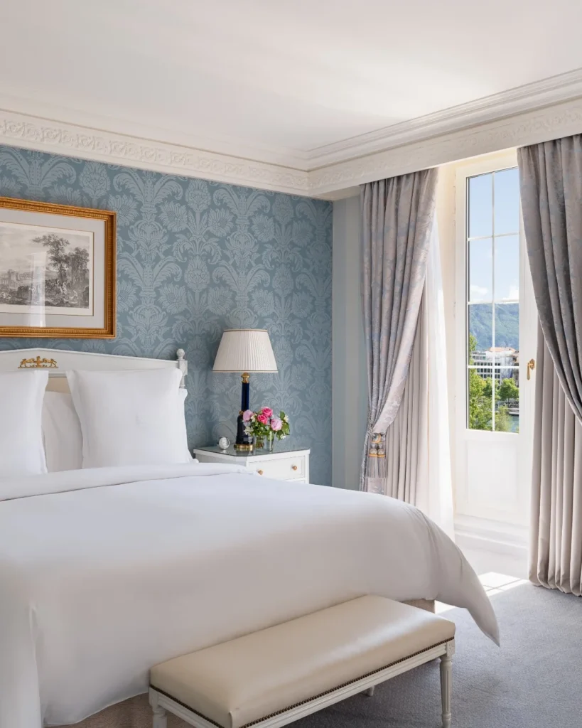 Quarto luxuoso do Four Seasons Genebra com decoração clássica e elegante