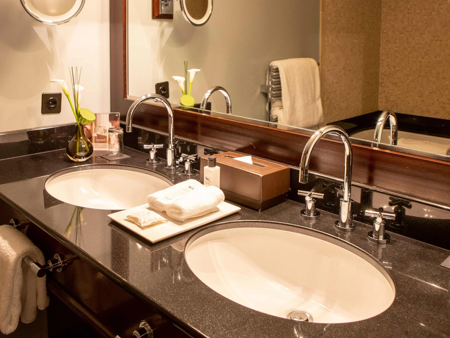 Hoteis em Genebra: La Reserve Geneve Hotel & Spa com banheiro luxuoso e moderno.