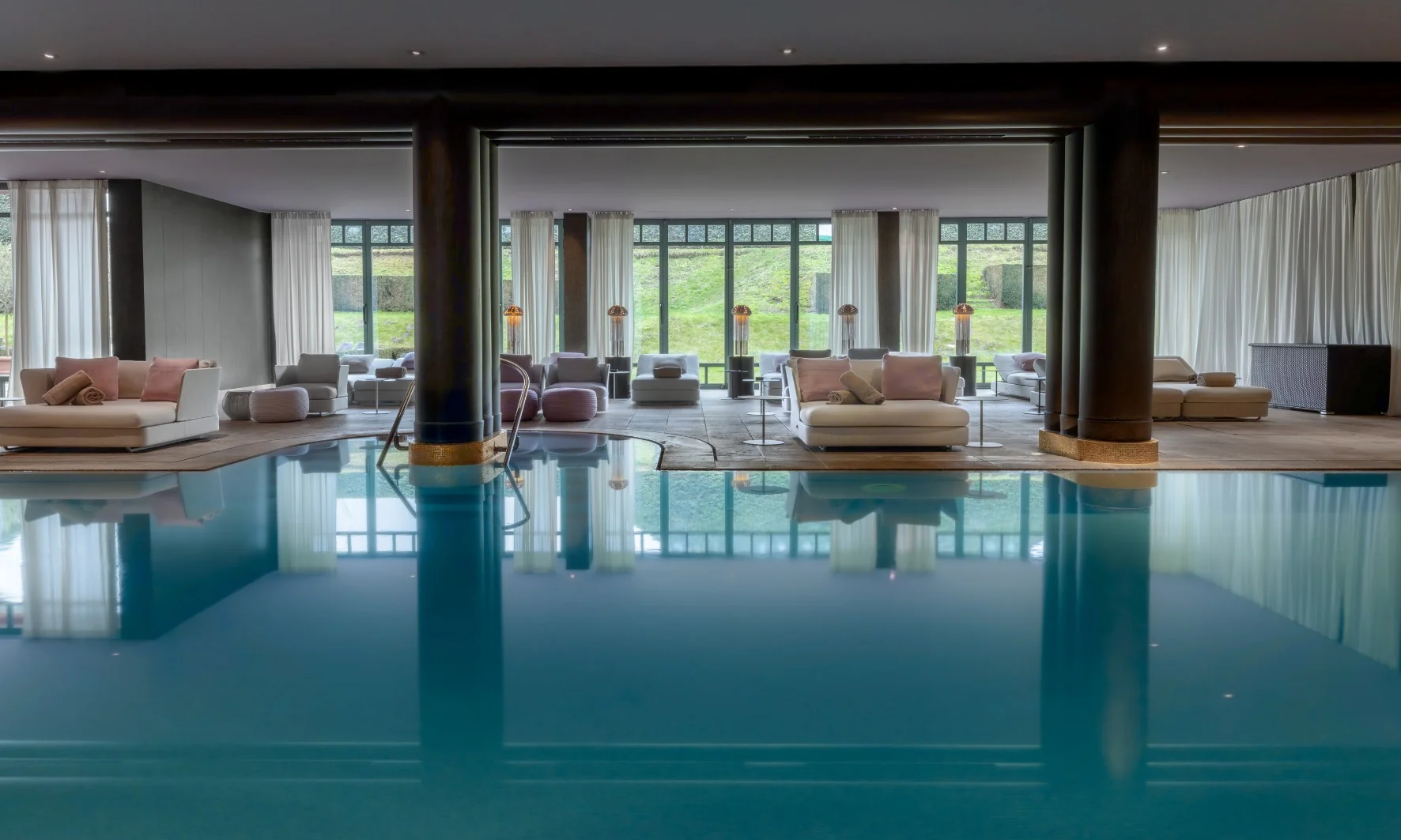 Hoteis em genebra: La Reserve Geneve Hotel & Spa com piscina interna e decoração moderna e luxuosa.
