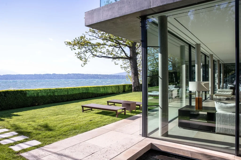 Hoteis em genebra: La Reserve Geneve Hotel & Spa com vista para o lago e montanhas.