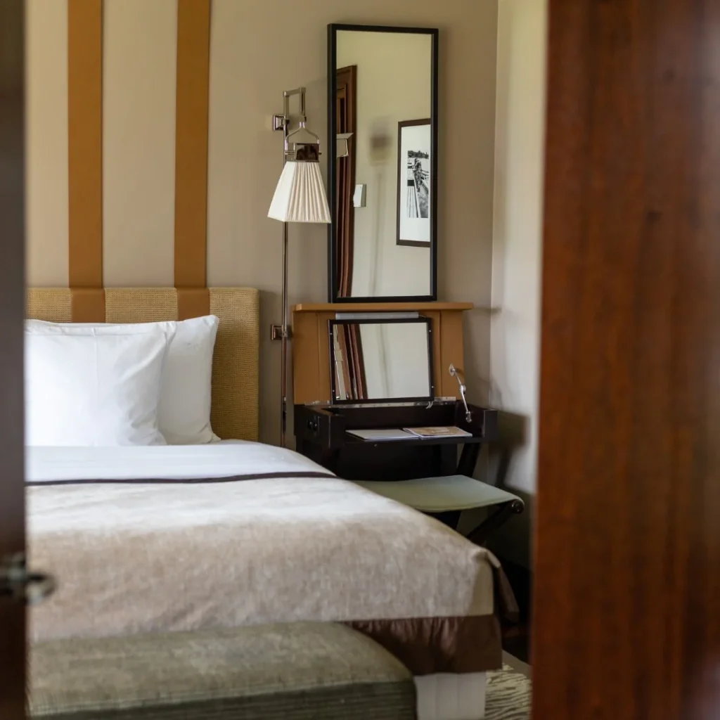 Hoteis em Genebra: quarto luxuoso com decoração natural e elegante no La Reserve Geneve Hotel & Spa.