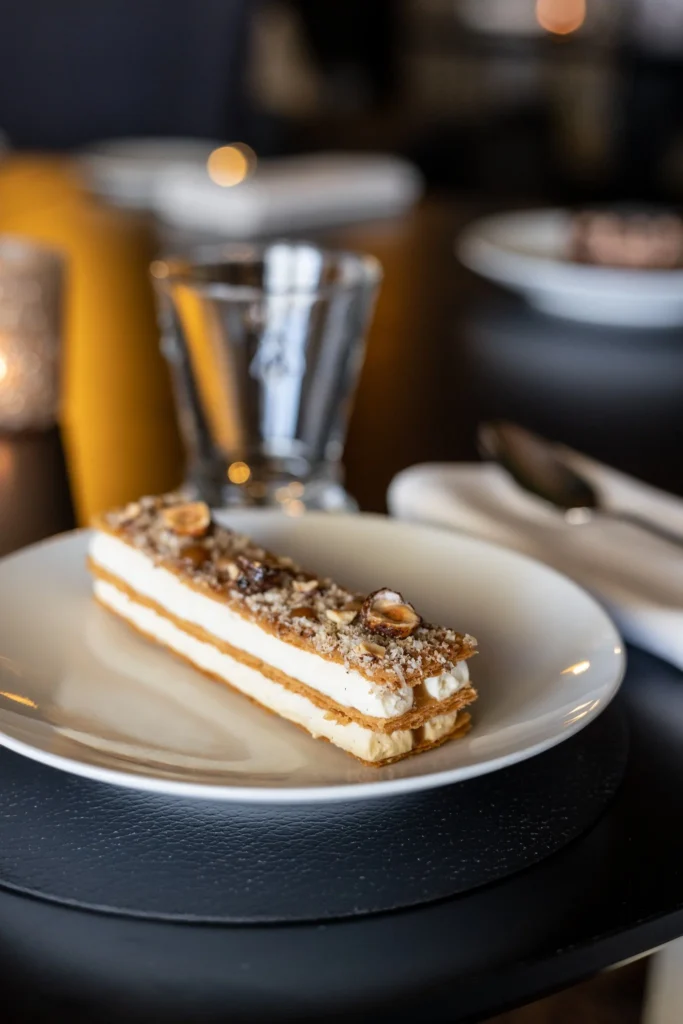 Hoteis em Genebra: La Reserve Geneve Hotel & Spa com sobremesa em prato branco sobre mesa preta.