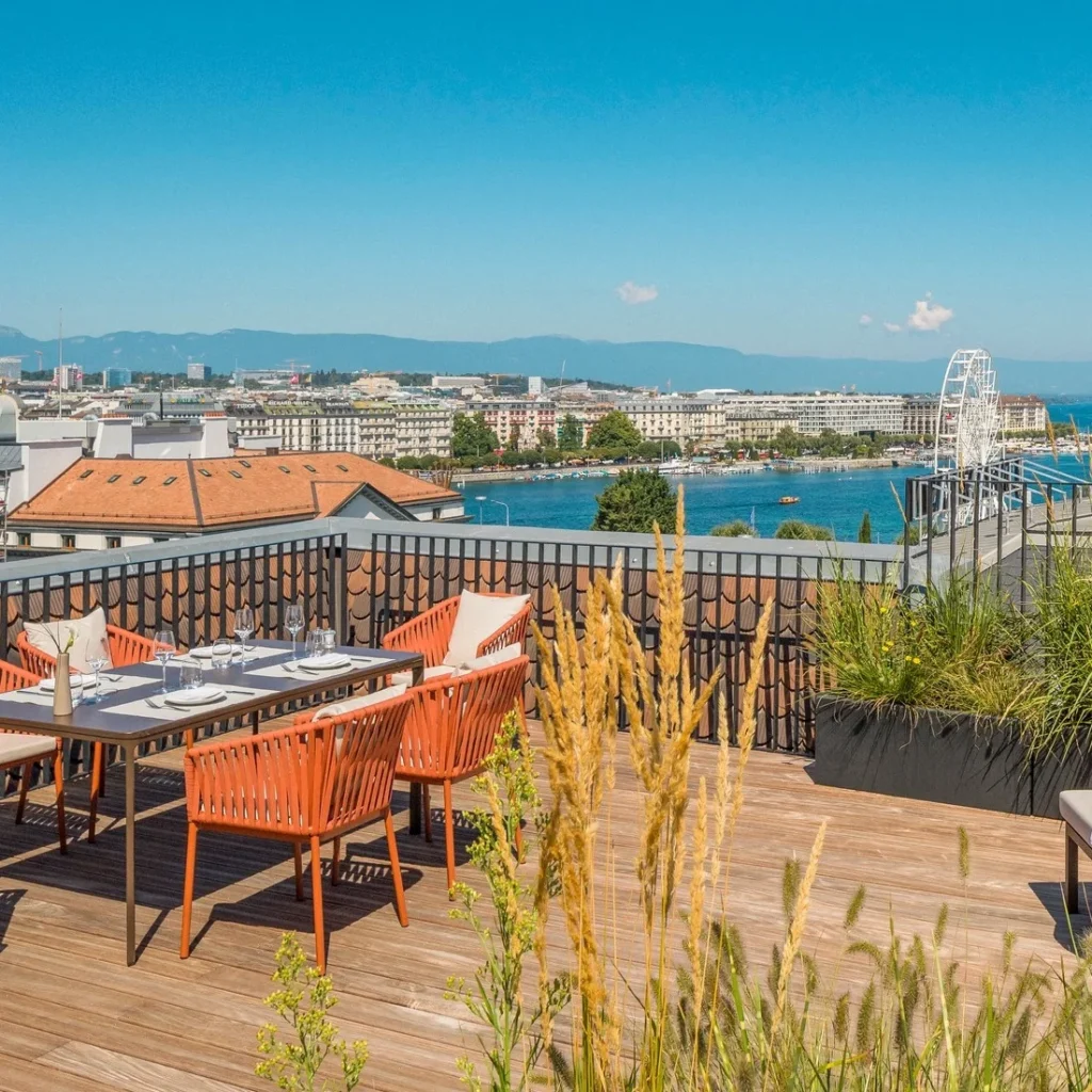 Hotéis em Genebra: varanda com vista panorâmica e mobiliário moderno no Hotel Longemalle.