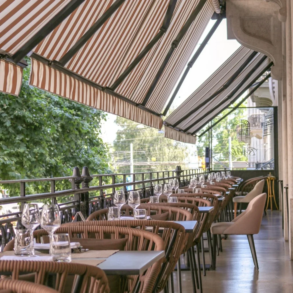 Hotéis em Genebra: área externa do Hotel Longemalle com decoração clássica e moderna. Restaurante Balila