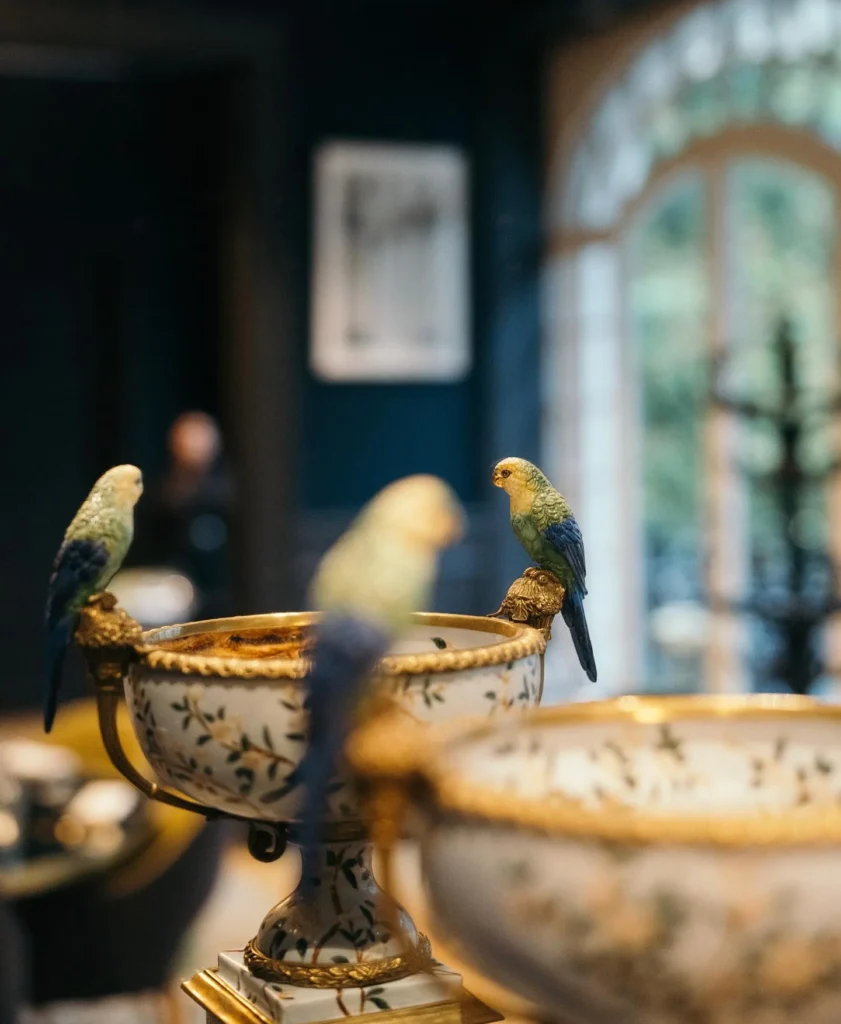 Hotéis em Genebra: decoração de interiores com pássaros em vaso no Hotel Longemalle.