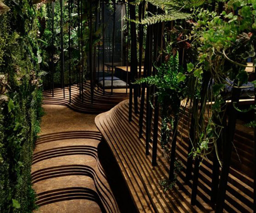 Segundo andar do Nikunotoriko que simula uma floresta I Foto: Restaurante Nikunotoriko (reprodução)